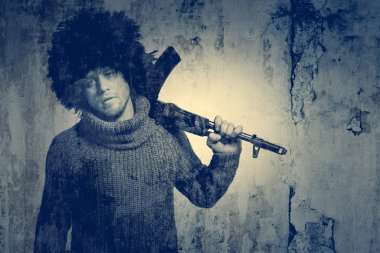 Kızgın adam silahla kürk şapka içinde