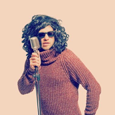 adam peruk, kazak ve güneş gözlüğü