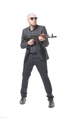 Gri takım elbiseli kel adam