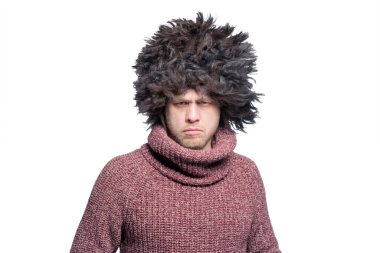 Kızgın adam kürk şapka içinde