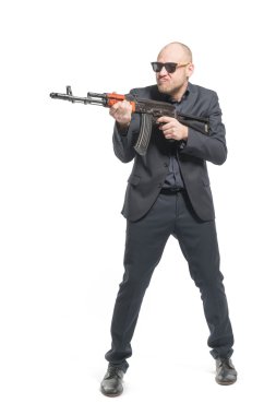 Gri takım elbiseli kel adam