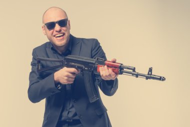Gri takım elbiseli kel adam