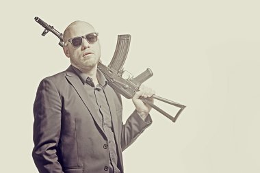 Gri takım elbiseli kel adam