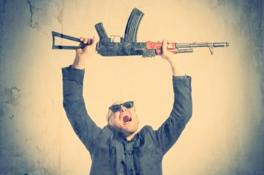 Gri takım elbiseli kel adam