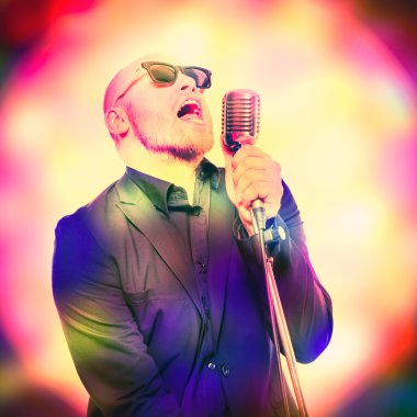 elinde mikrofonla dostum