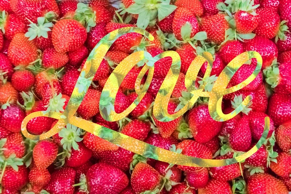 Erdbeere mit der Aufschrift Liebe — Stockfoto