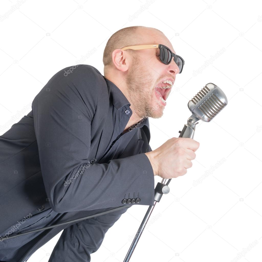 Mand synger med mikrofon — Stock-foto #106829534