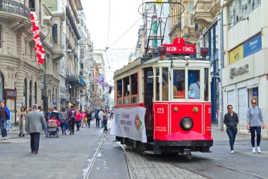 Tramvay şehrin içinden sürme
