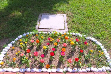 Yarım daire şeklindeki çiçek yatak