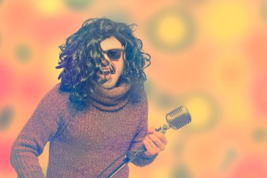 adam peruk, kazak ve güneş gözlüğü