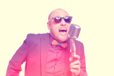 mikrofonla şarkı dostum