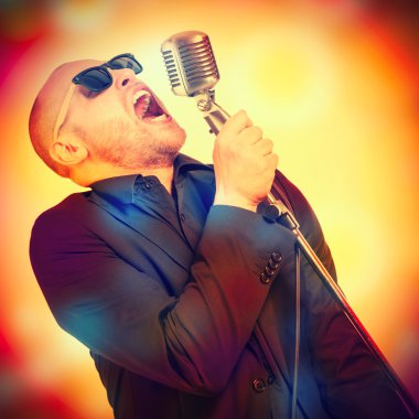 elinde mikrofonla dostum