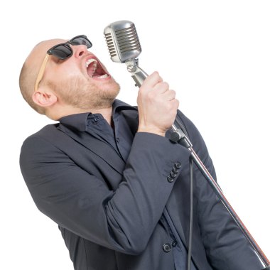 adam papyon ve güneş gözlüğü