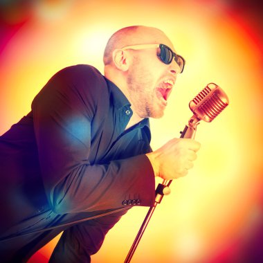 elinde mikrofonla dostum