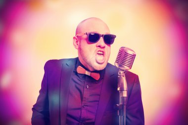 elinde mikrofonla dostum