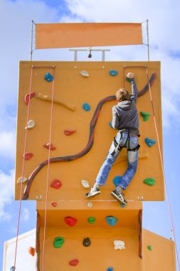 Çocuk bir simülatör üzerinde tırmanma