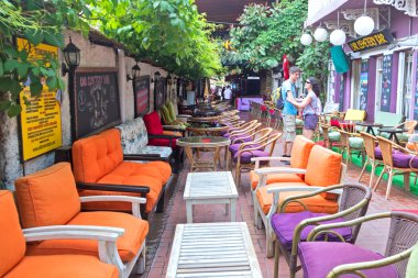 Kanepeler ile sokak Cafe