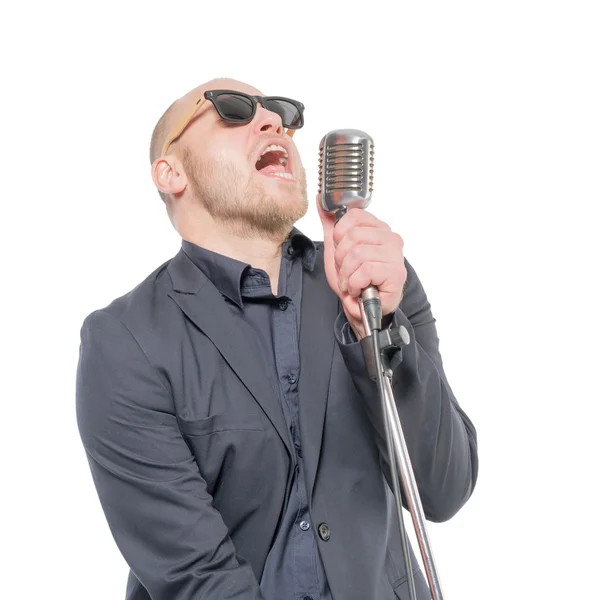 Hombre cantando con micrófono — Foto de Stock