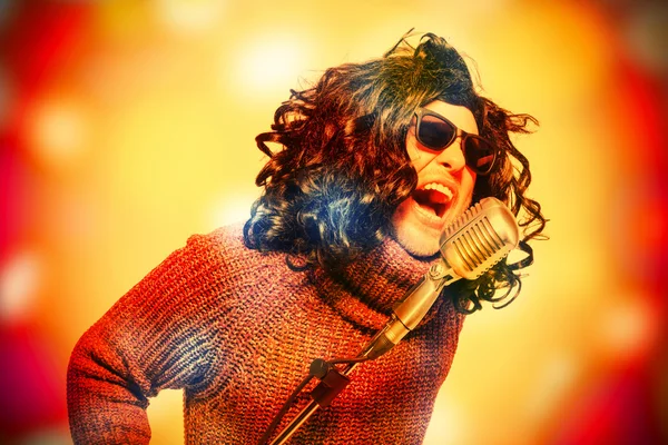 Homem de peruca, suéter e óculos de sol — Fotografia de Stock