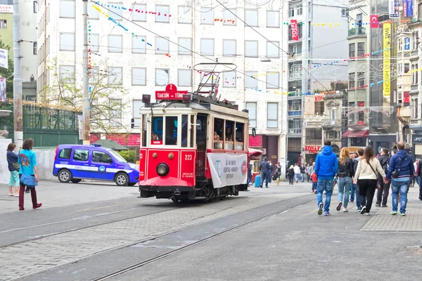 Tramvay şehrin içinden sürme