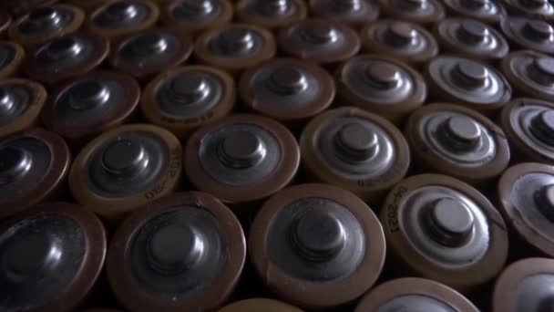 Шаблон из старых щелочных батарей — стоковое видео
