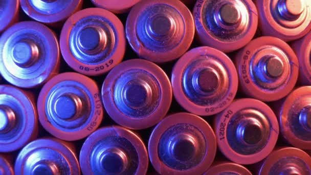 Mnoho starých alkalických baterií. Vzorek — Stock video