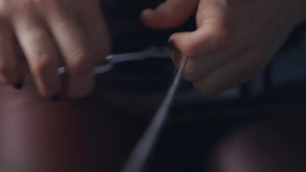 Mistr Stříhá Vyčnívající Vlasy Copánků Nůžkami Detailní Záběr — Stock video