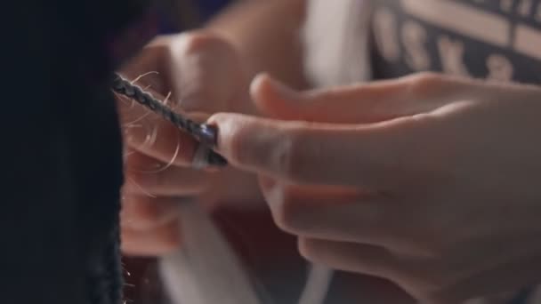 Maître Tisse Des Tresses Partir Cheveux Artificiels Gros Plan — Video