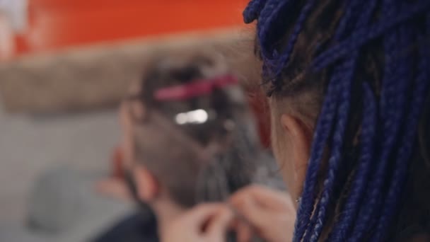 Eine Frau Webt Einem Mann Afro Zöpfe Auf Die Haare — Stockvideo