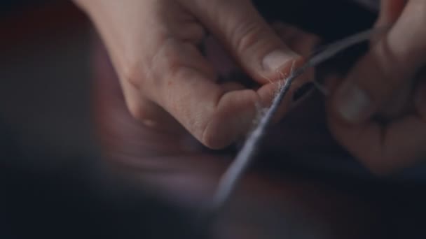 Una Mujer Teje Pequeñas Trenzas Afro Fibras Artificiales Primer Plano — Vídeos de Stock