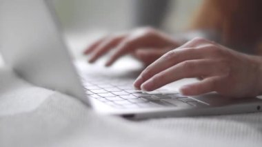 Adam dizüstü bilgisayarda bir şey yazıyor. Bilgisayarda çalış. Ofis çalışanı.