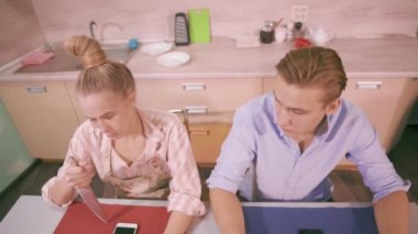 Bir kadın masaya oturur ve bıçağı ona saplar..