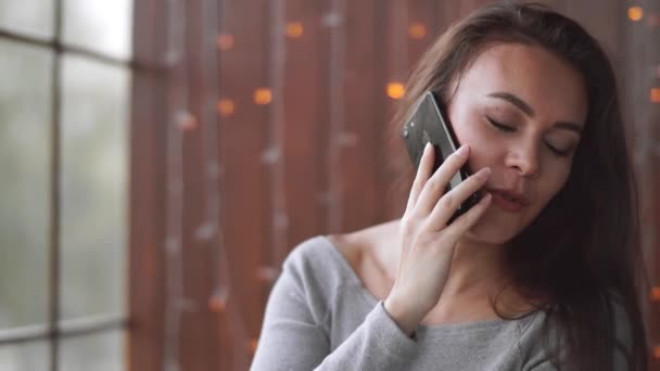 Молодая Женщина Сером Платье Разговаривает Телефону Улыбается Приятное Общение Друзьями — стоковое видео