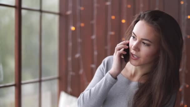 Jovem Está Falar Seriamente Com Interlocutor Telefone Comunicação Usando Smartphone — Vídeo de Stock