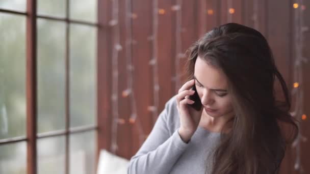 Genç Bir Kadın Telefonda Müdahalecisini Dinliyor Akıllı Telefon Kullanarak Iletişim — Stok video