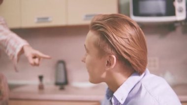 Önlüklü kadın kocası için salatalık içinde şarkı söylüyor.