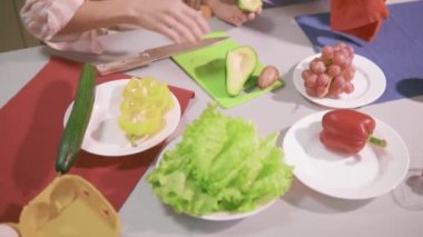 Karı koca mutfakta masada oturuyorlar.