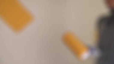 Tesisin estetik onarımı. Duvarı turuncuya boyuyorum.