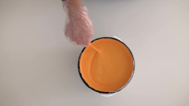 Travailleur Agitant Peinture Orange Avec Bâton Pour Commencer Peindre — Video