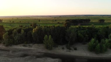 Nehir kıyısındaki orman kemeri. Skyline. Şafak söktü. Doğada sabahın erken saatlerinde. Helikopterden ateş ediliyor.