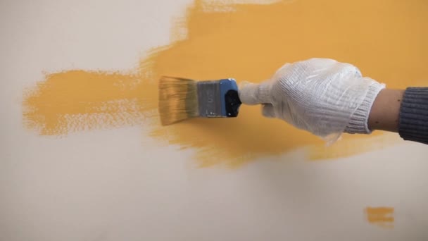 Hombre Unta Perezosamente Pintura Naranja Pared — Vídeos de Stock