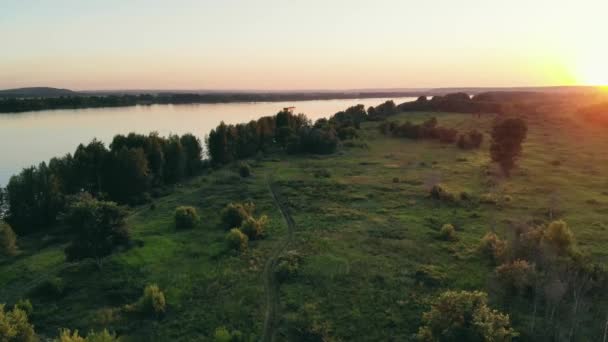 Prachtige Zonsopgang Rivier Langs Oevers Waarvan Bomen Groeien Riviertransport Drijft — Stockvideo