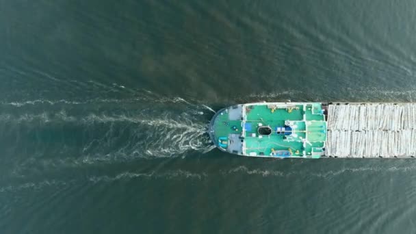 Transporte Fluvial Mercadorias Flutua Rio Rastreio Água Navio Vista Cima — Vídeo de Stock