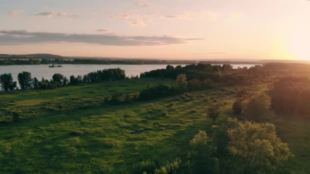 Prachtige Zonsopgang Rivier Langs Oevers Waarvan Bomen Groeien Schieten Vanuit — Stockvideo