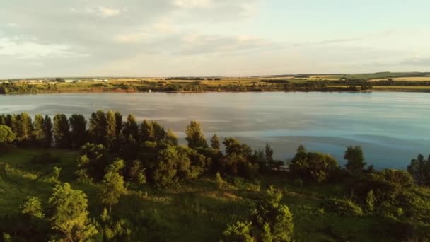 Vacker Soluppgång Över Floden Träd Växer Längs Flodstranden Vackert Landskap — Stockvideo
