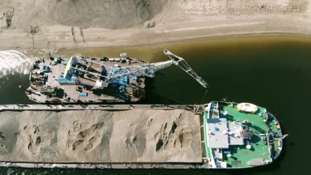 Ein Bagger Schleppt Sand Von Einer Kuh Ans Ufer Aushub — Stockvideo