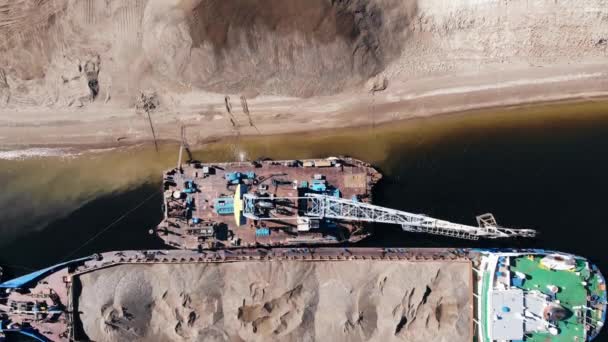 Dragueuse Prend Sable Chaland Traîne Jusqu Bord Rivière Excavation Enlèvement — Video