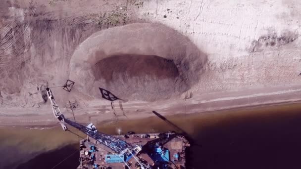 Ein Bagger Entlädt Sand Von Einer Müllhalde Ans Ufer Blick — Stockvideo