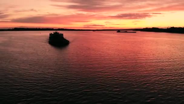 Vrachtvervoer Rivier Transporteert Zand Langs Rivier Prachtige Roze Lucht Bij — Stockvideo