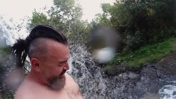 Hombre Levanta Bajo Una Fuerte Corriente Agua Que Fluye Una — Vídeos de Stock